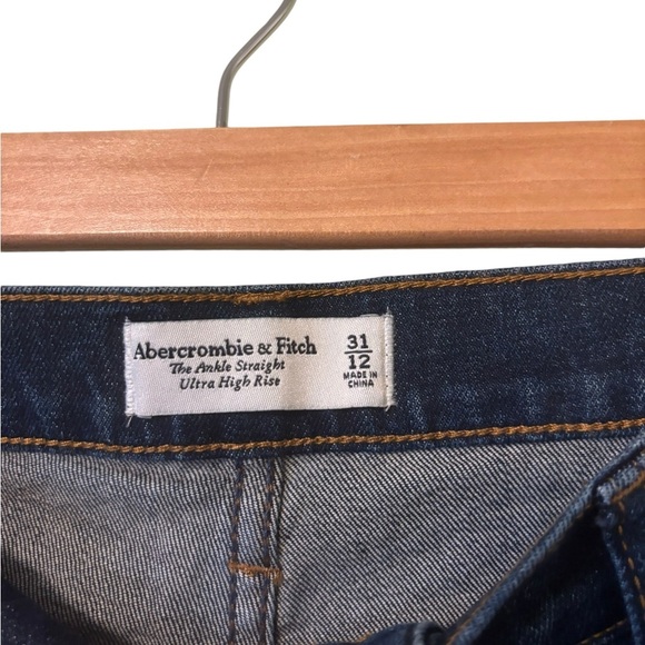 NWT Abercrombie & Fitch Ankle Straight Ultra High Rise Denim Jeans- Size 30/12 - Picture 3 of 6